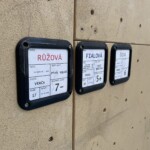 Označení cest na umělé stěně v Novém Městě na Moravě